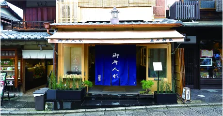 この春、リニューアルした二寧坂にある店舗兼工房。